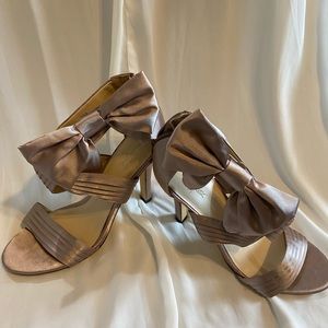 Light taupe heels with bow